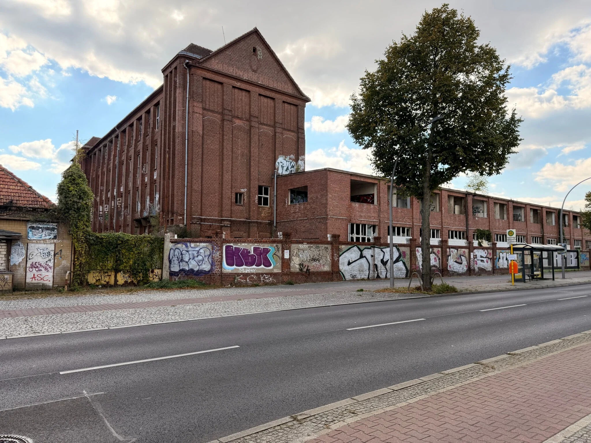 Etagenfabrik West und Werksmauer entlang der Friedrichshagener Straße
